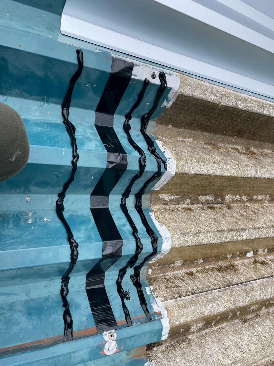 カバー材の重ね代のシーリング