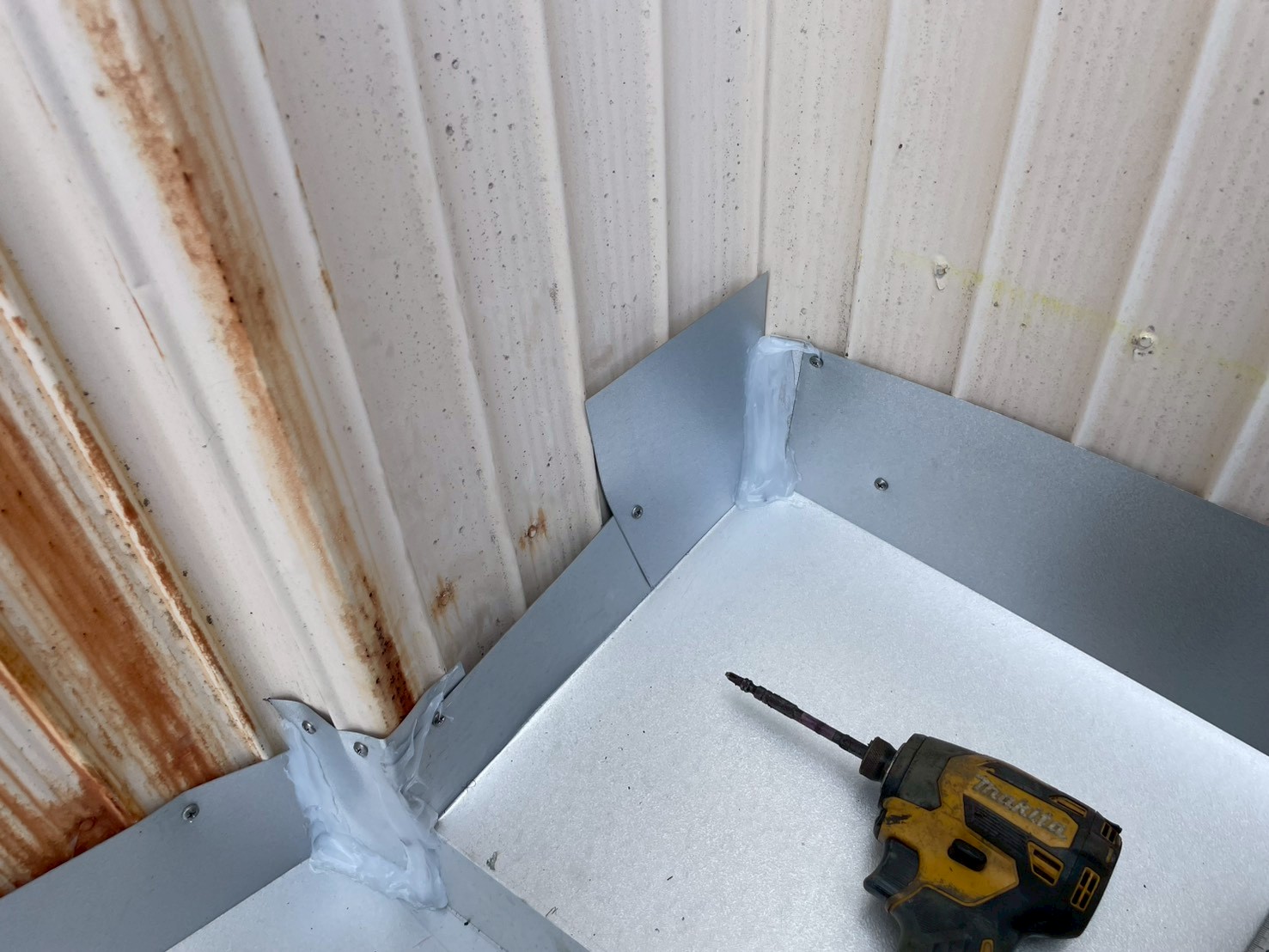 鈑金とパラペットの取り合い