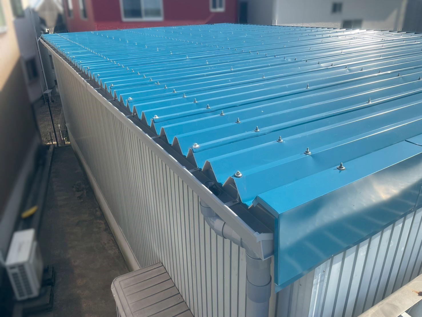 折板屋根カバー工法　完成