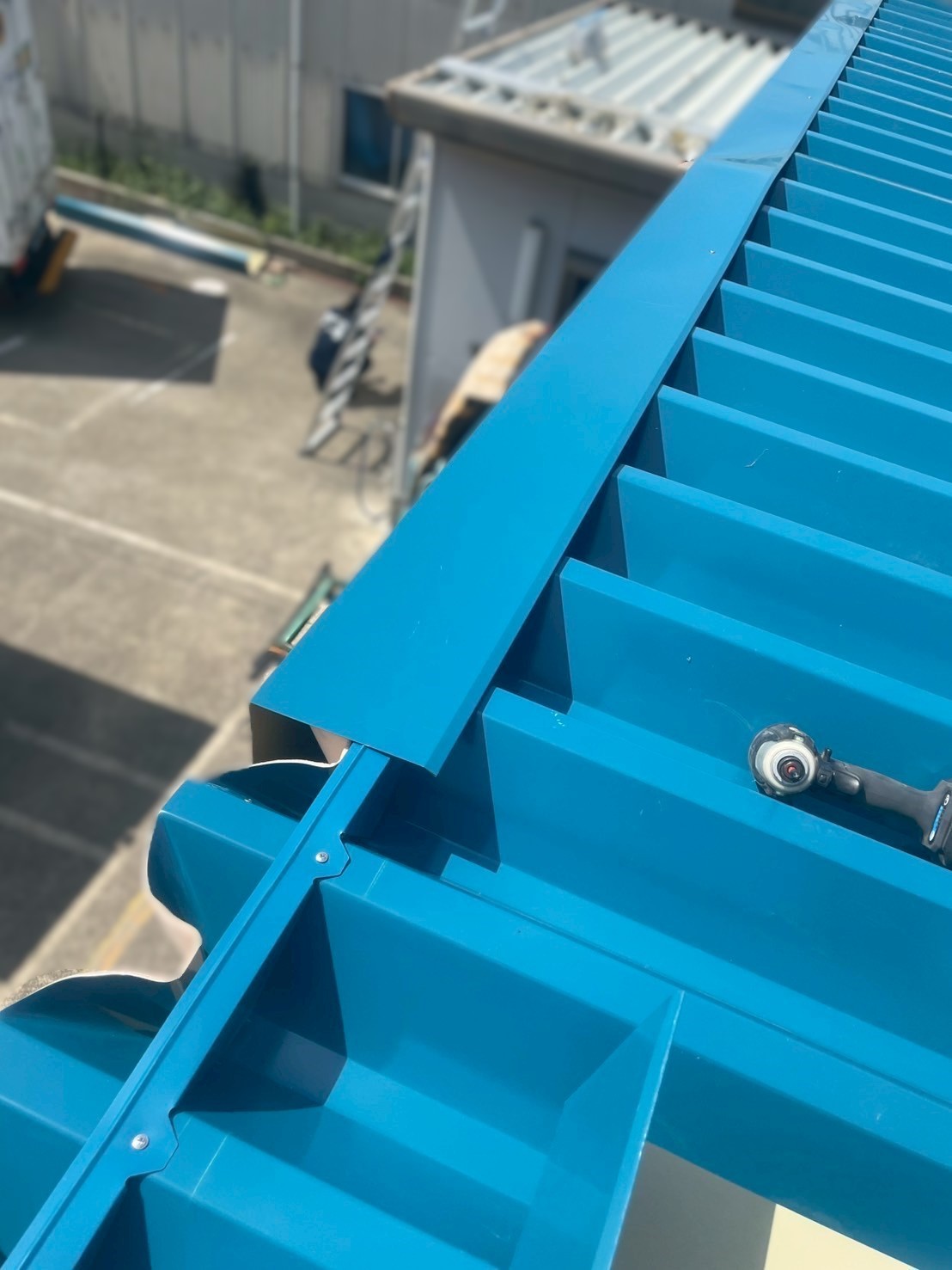 折板屋根カバー工法　片棟包み