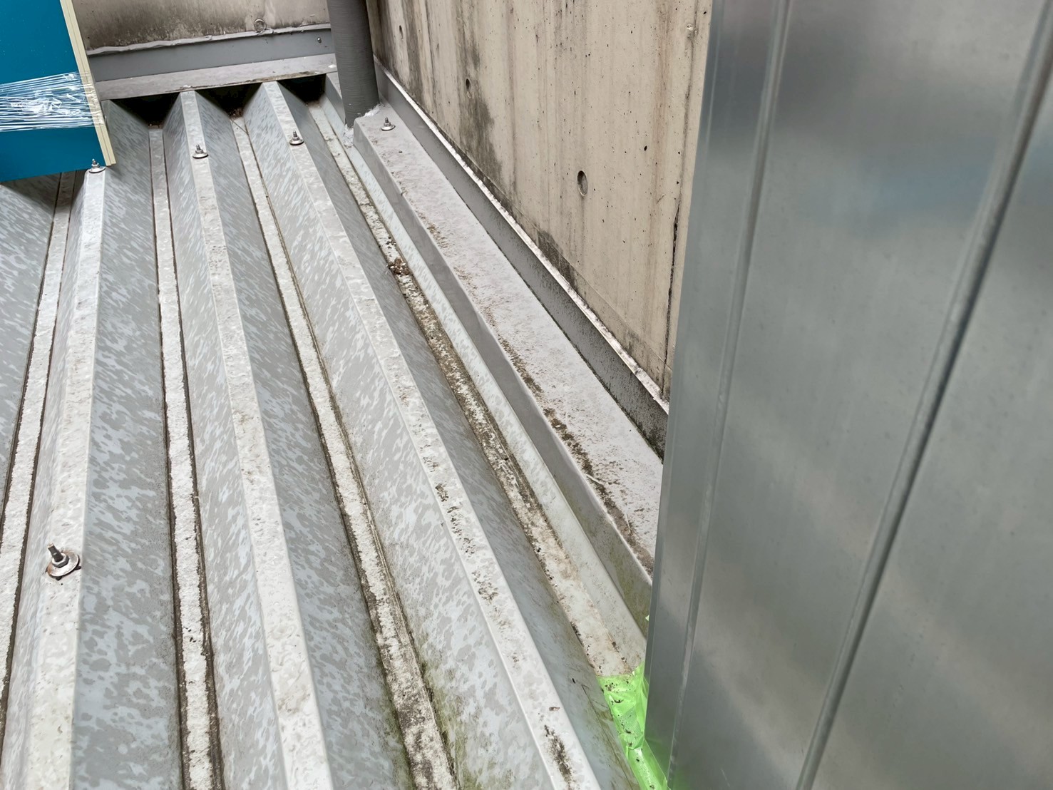 配管が貫通した折板屋根