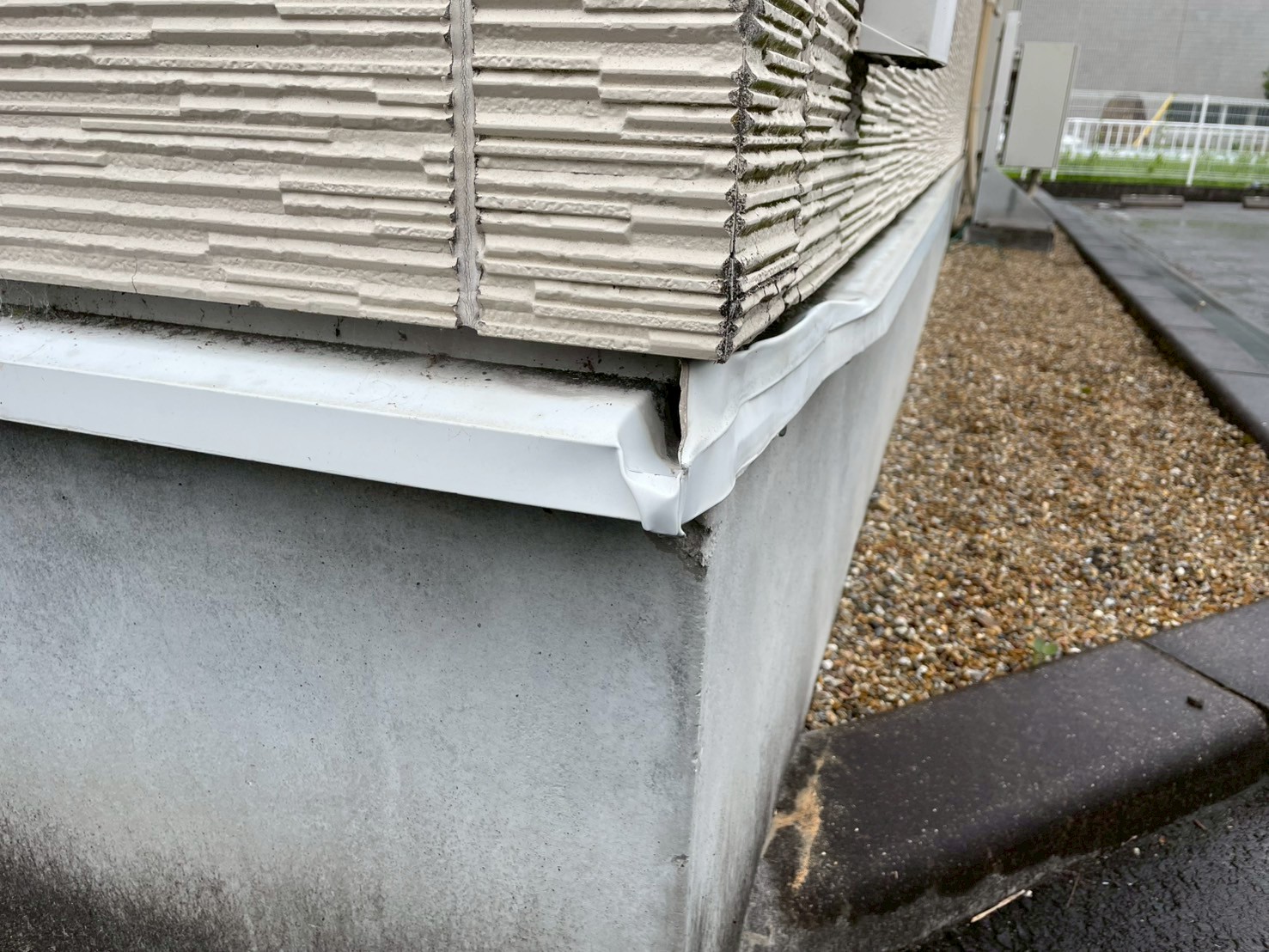 破損した外壁の水切り