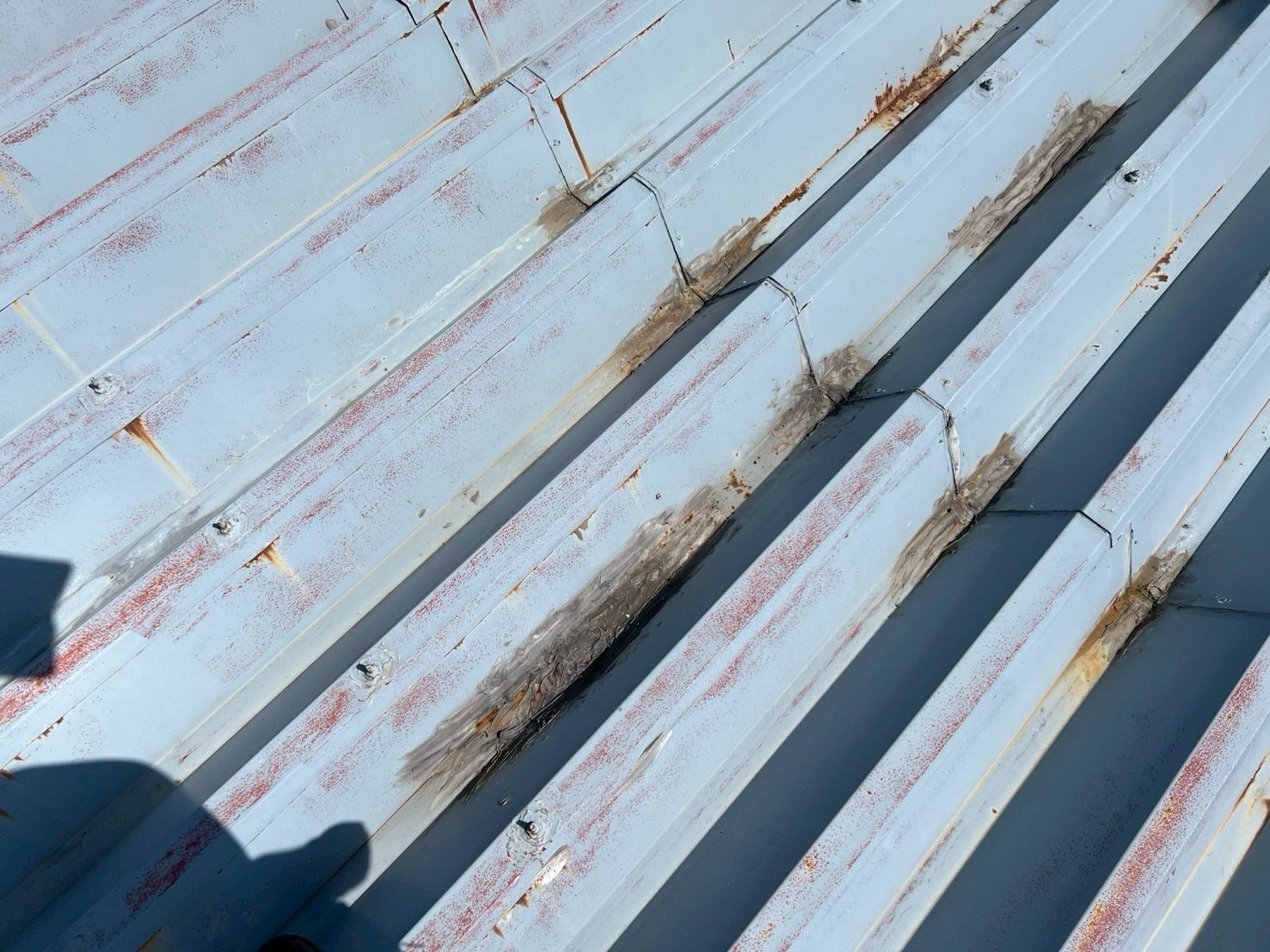 折板屋根　穴あき