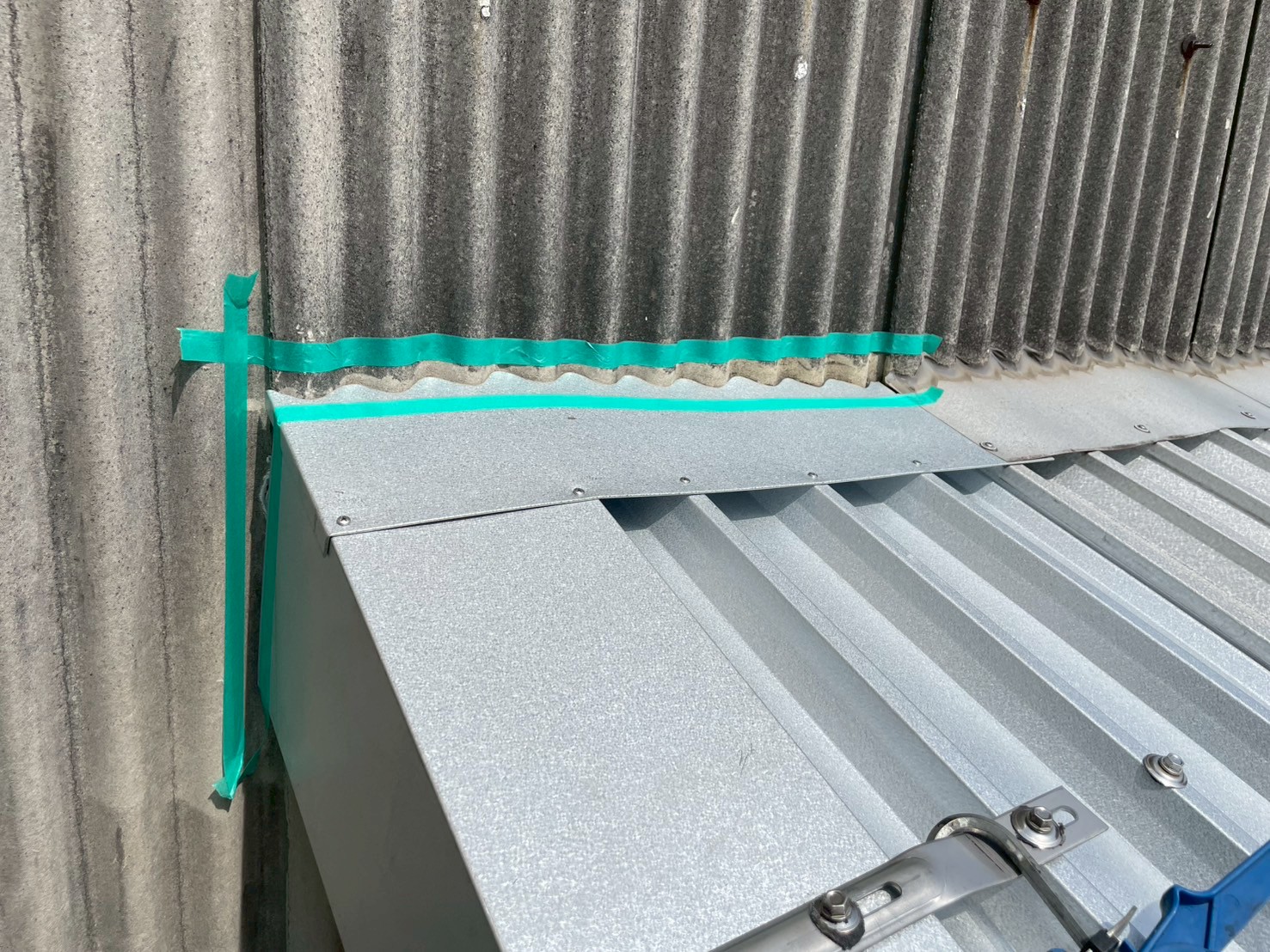 庇の補修のシーリング処理