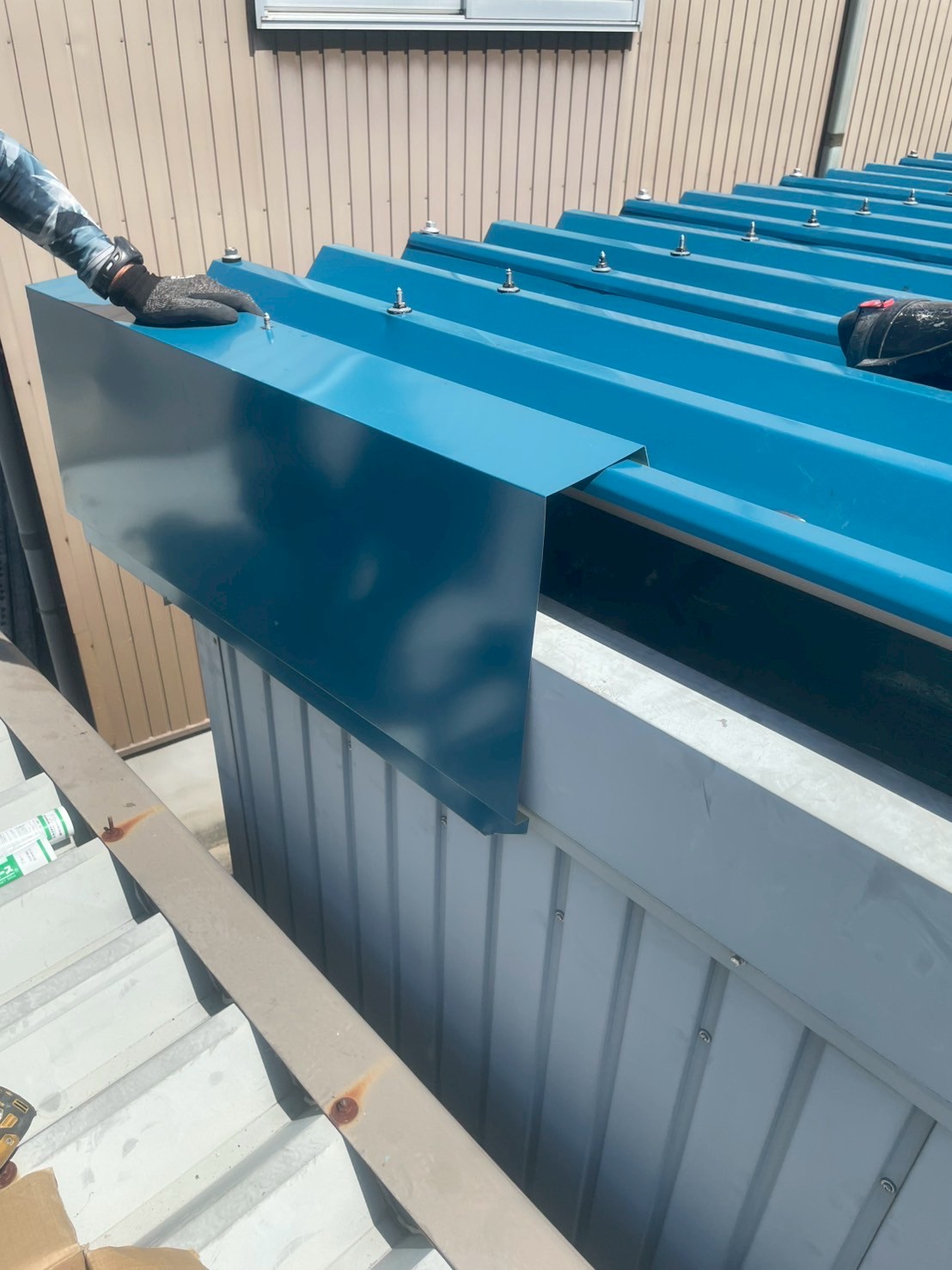 折板屋根カバー工法　ケラバ板金