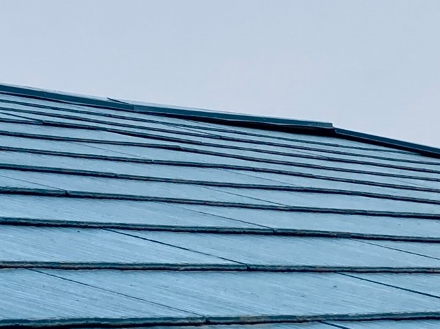 スレート屋根の棟板金