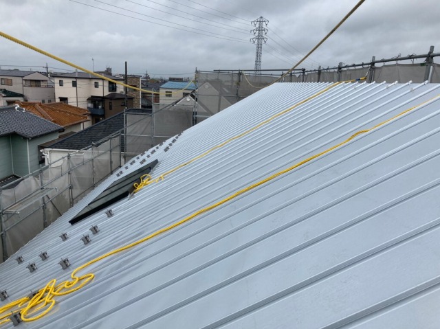 足場にロープがかけてある屋根