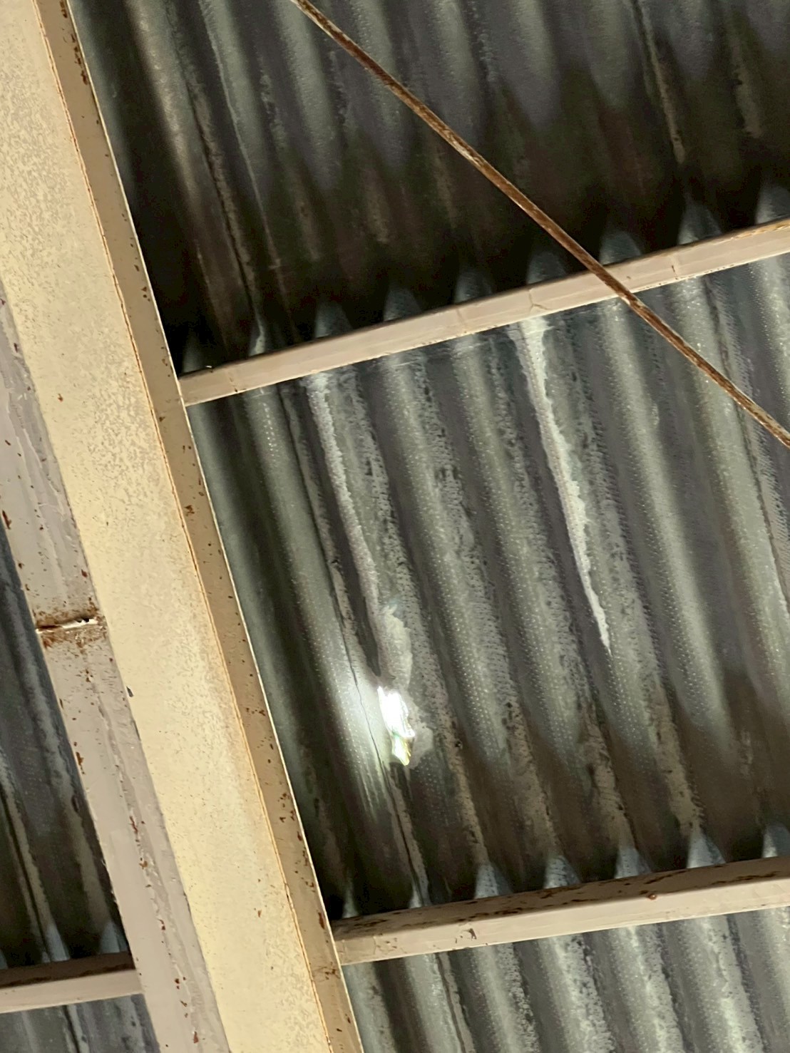 工場屋根穴あき