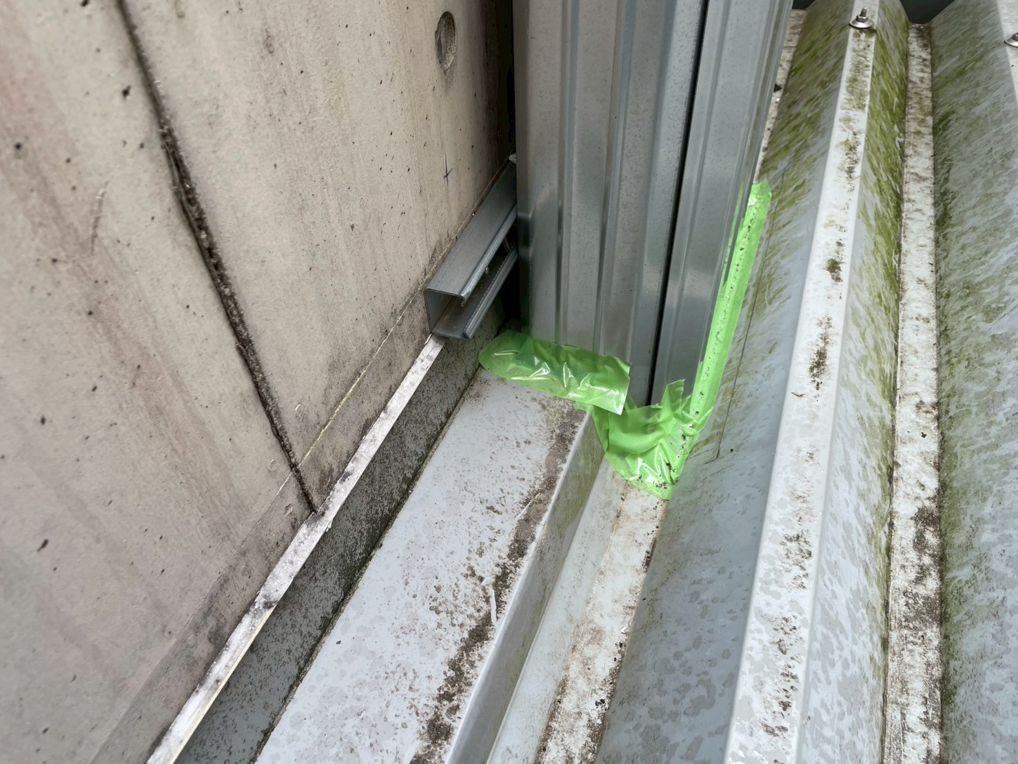 折半屋根と養生された柱