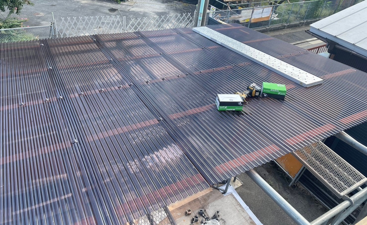 瑞浪市にて工事資材置き場の屋根を設置してきました