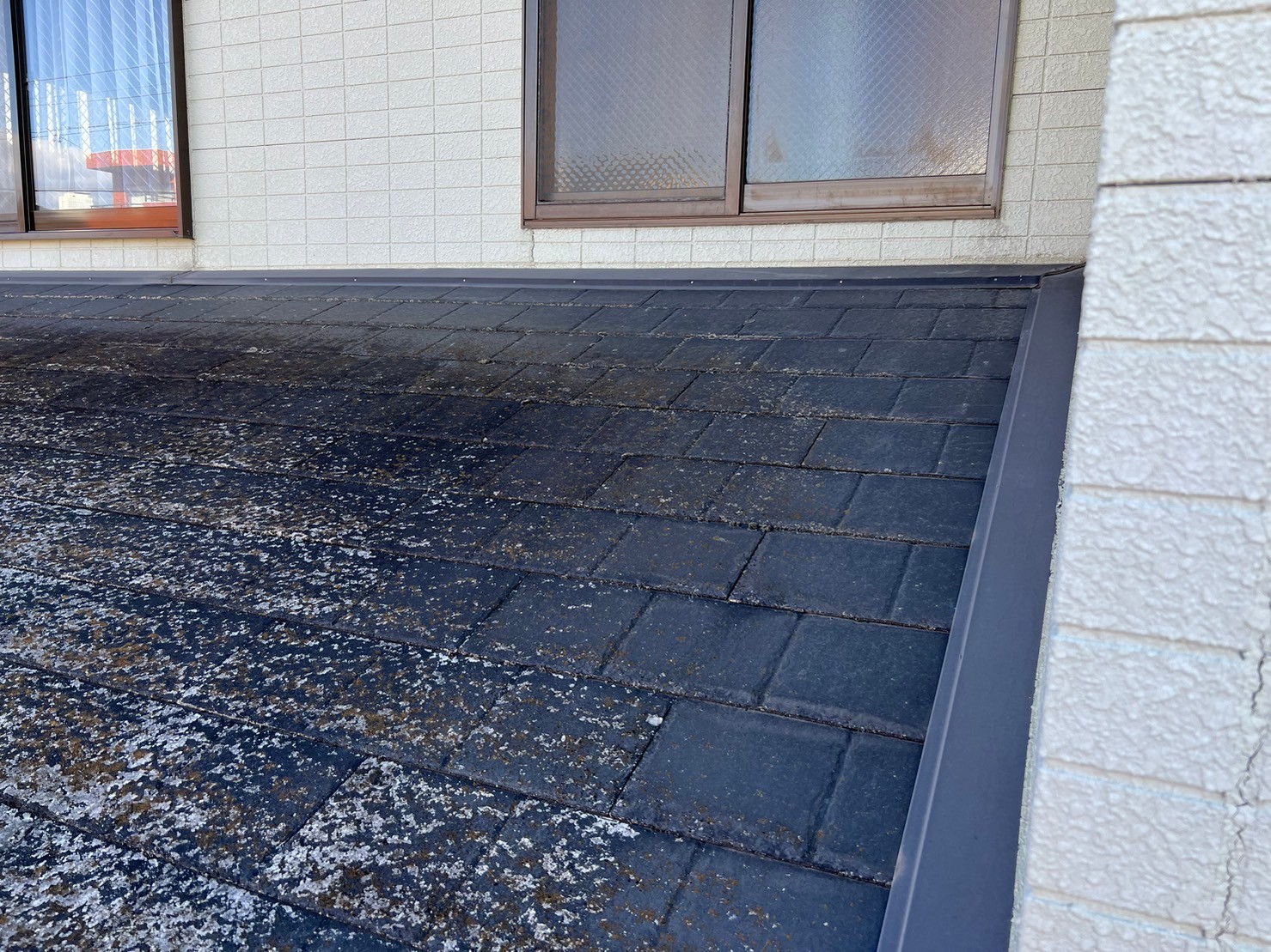 スレート屋根の霜