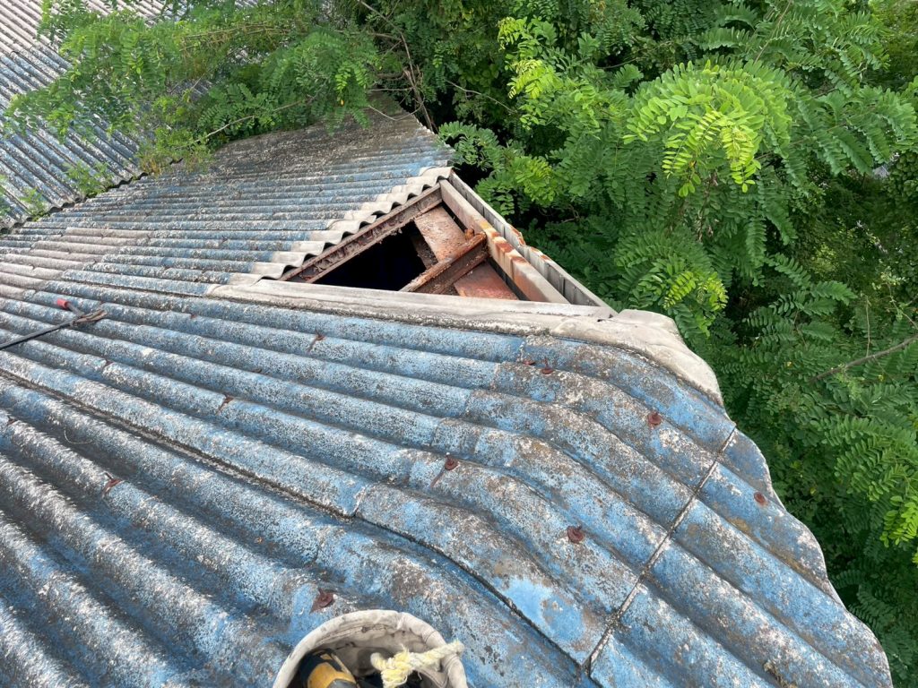 端部に穴が開いた屋根