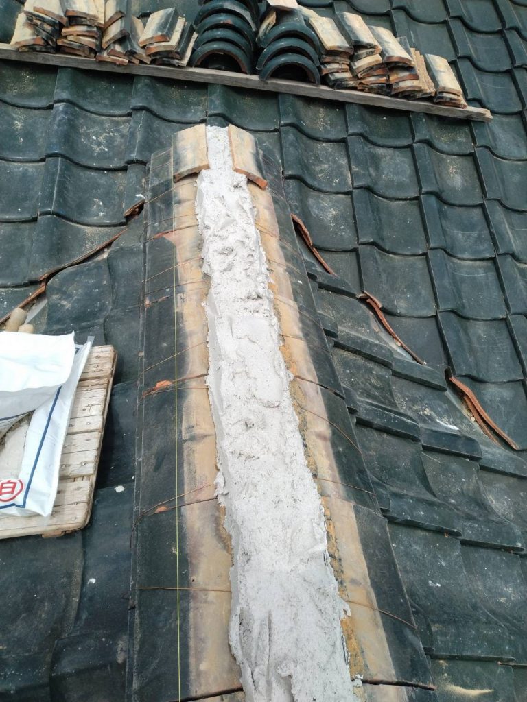 漆喰詰め直し作業