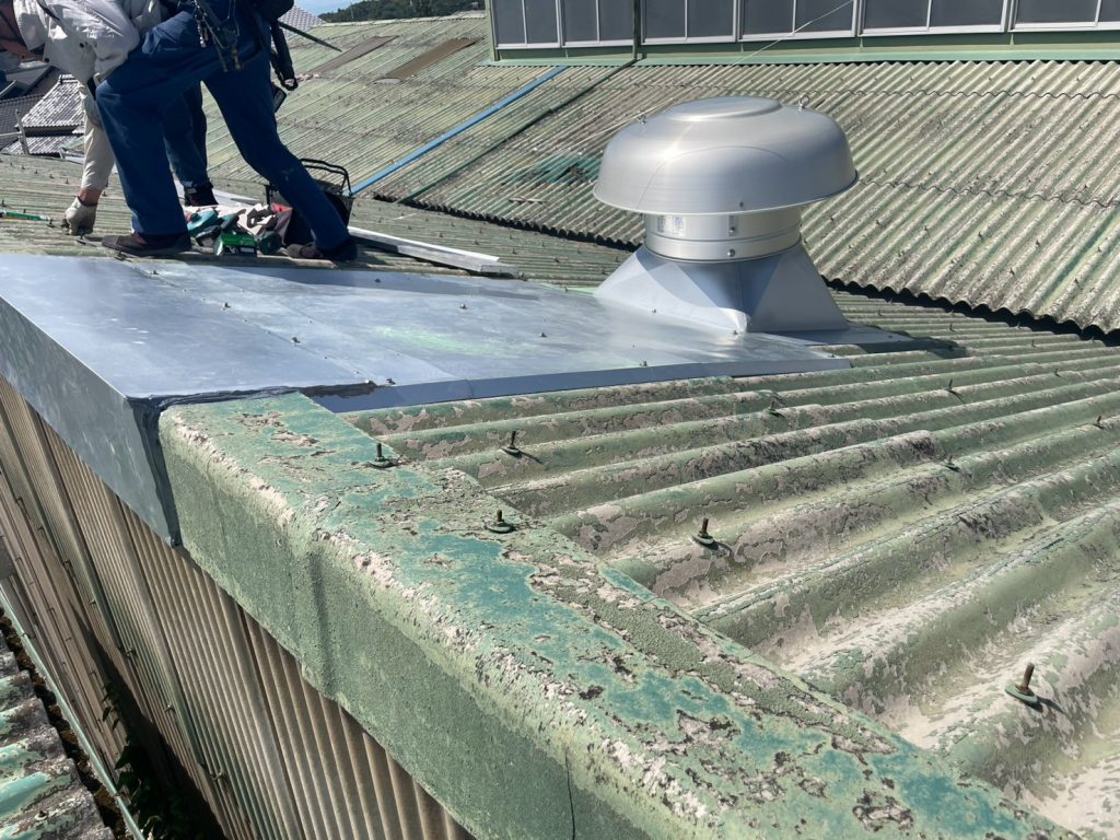 水上板金施工の様子
