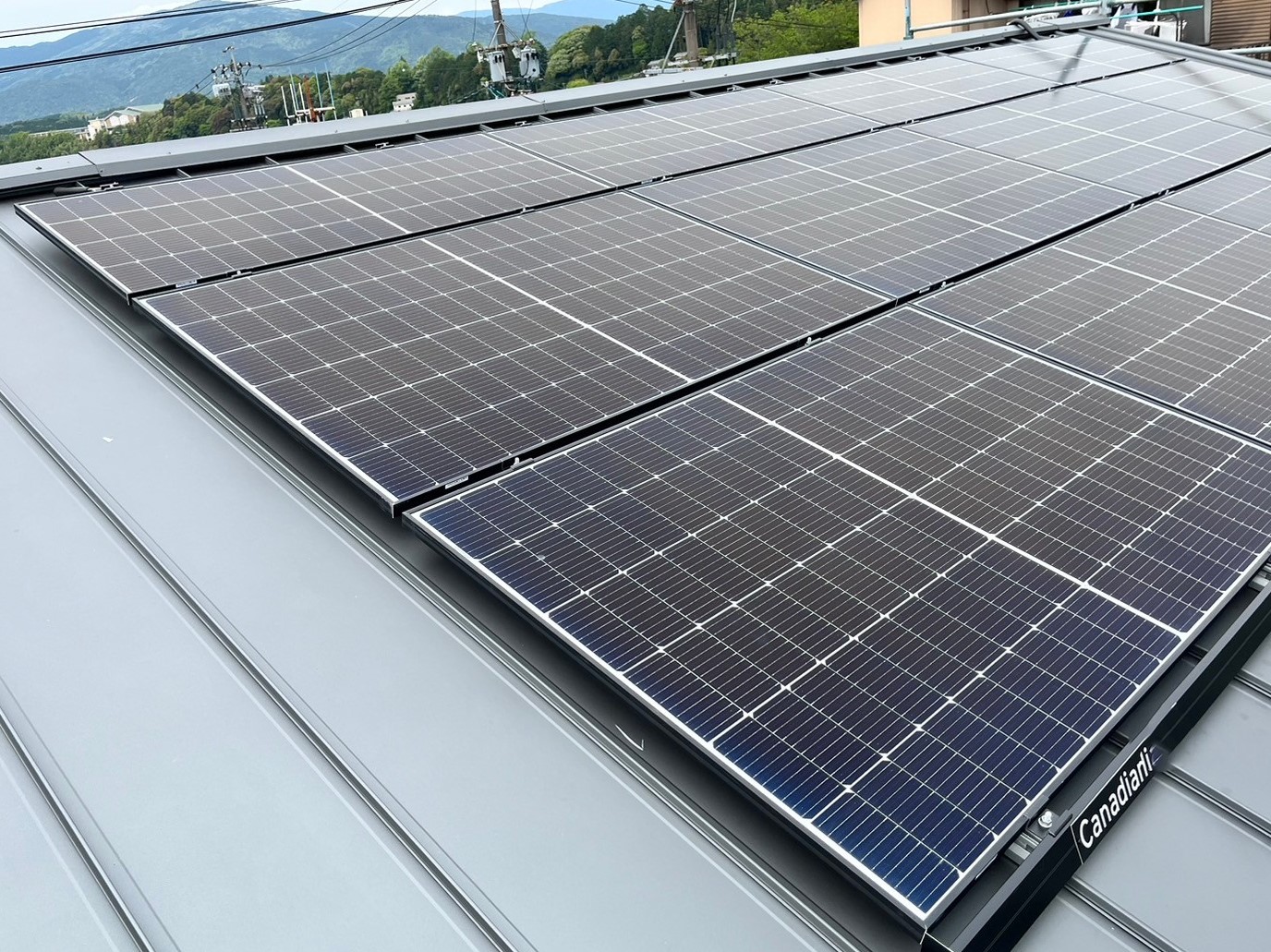 金属屋根と太陽光パネル