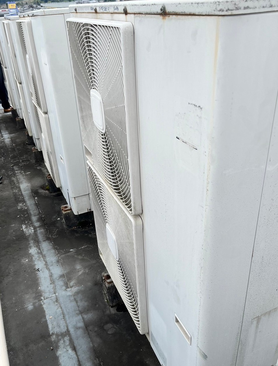 業務用エアコン　室外樹