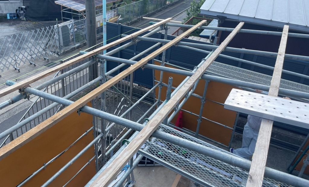 母屋材を並べた下地