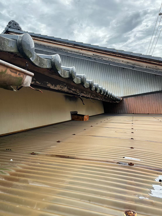 劣化したエンビいたの屋根