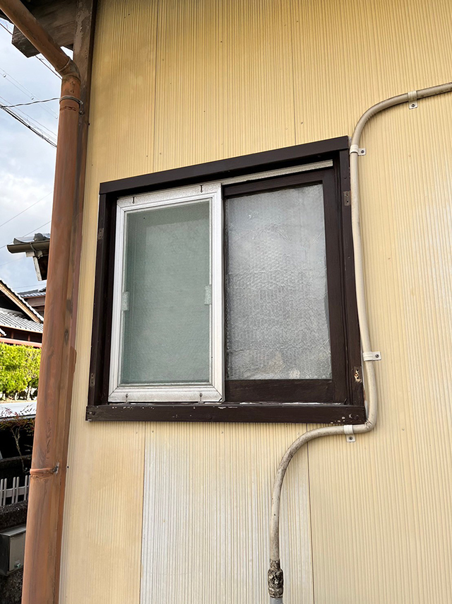 面格子が外れてしいまっている窓