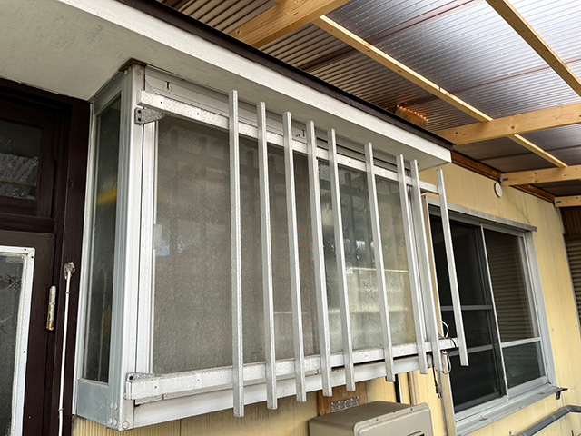 一部壊れた面格子