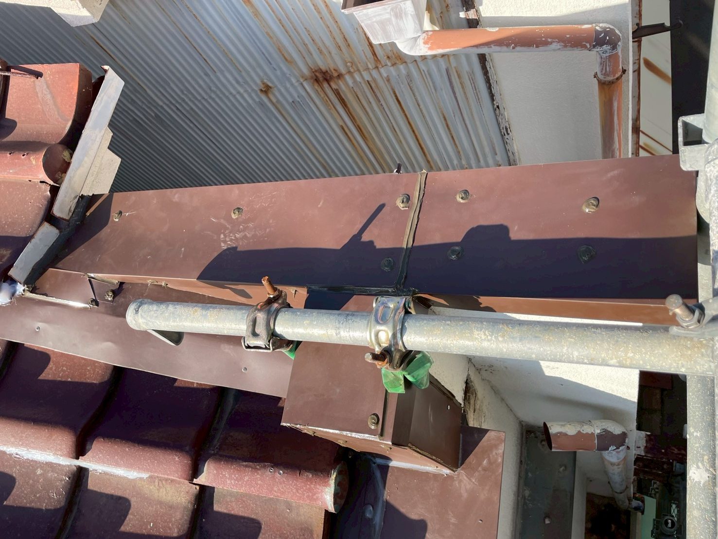 鈑金江カバーした屋根右側