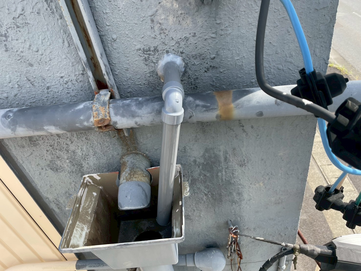 オーバーフロー管の外側施工