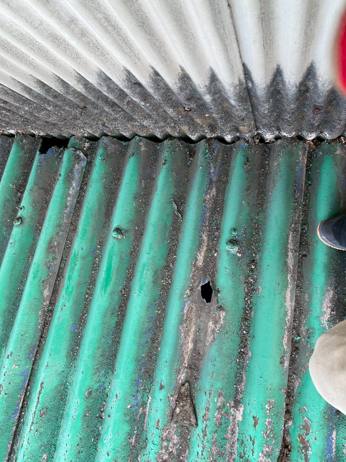 工場屋根の穴あき