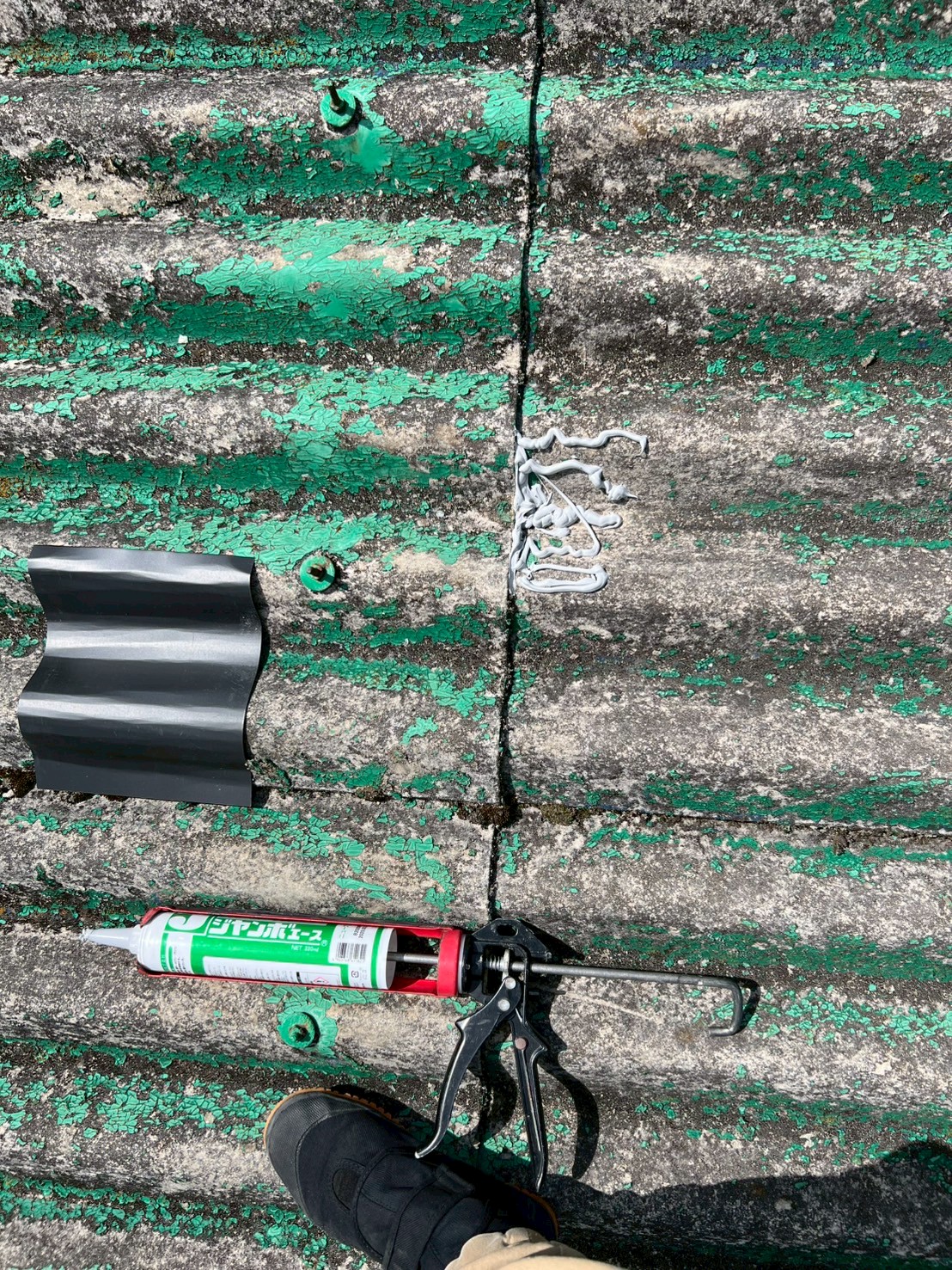 工場屋根のひび割れ