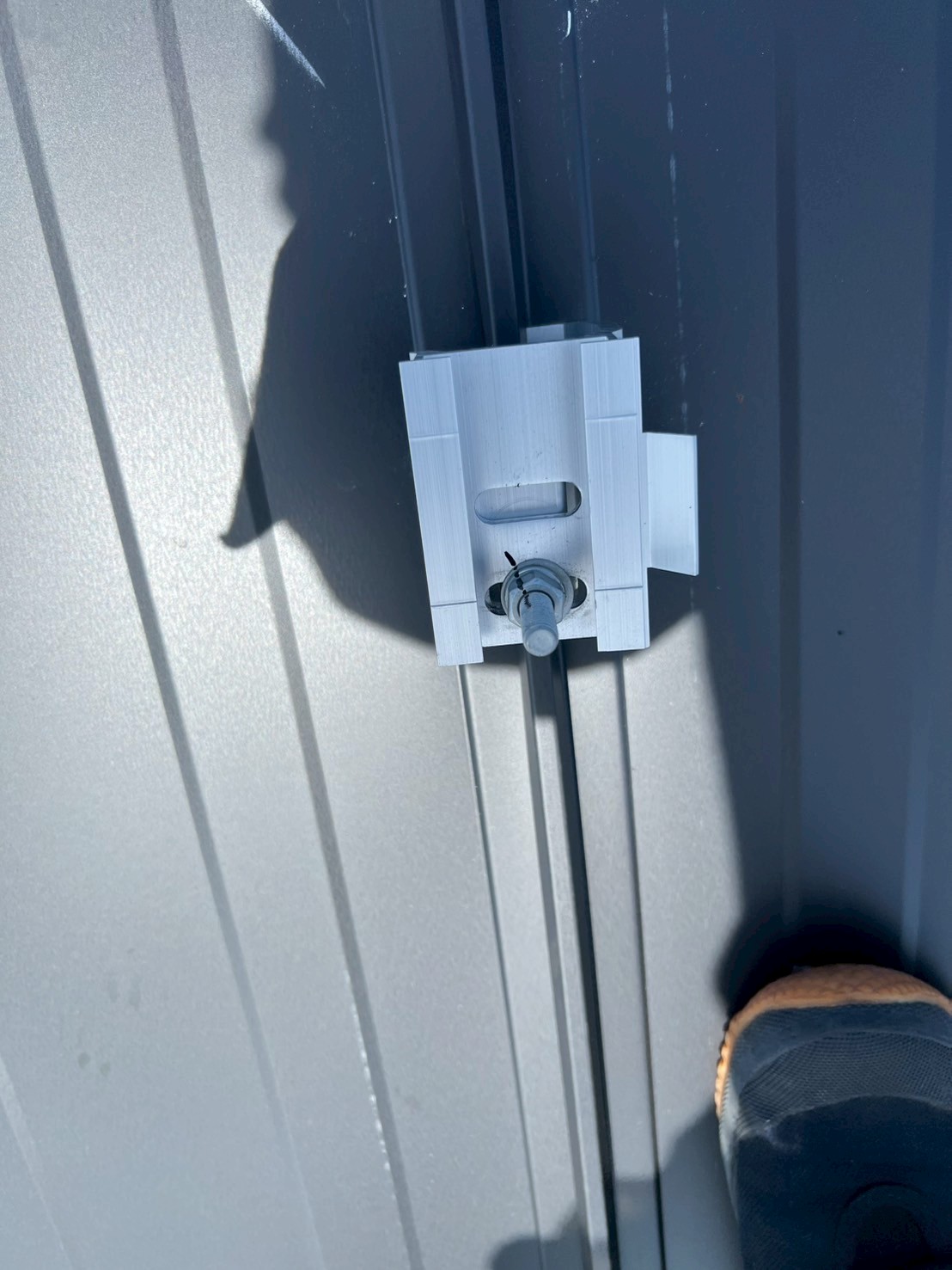 太陽光パネルの立平葺き固定金具