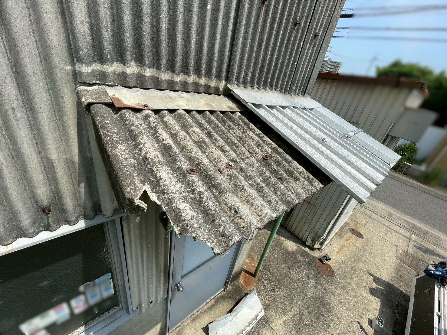 破損した庇の部分撤去