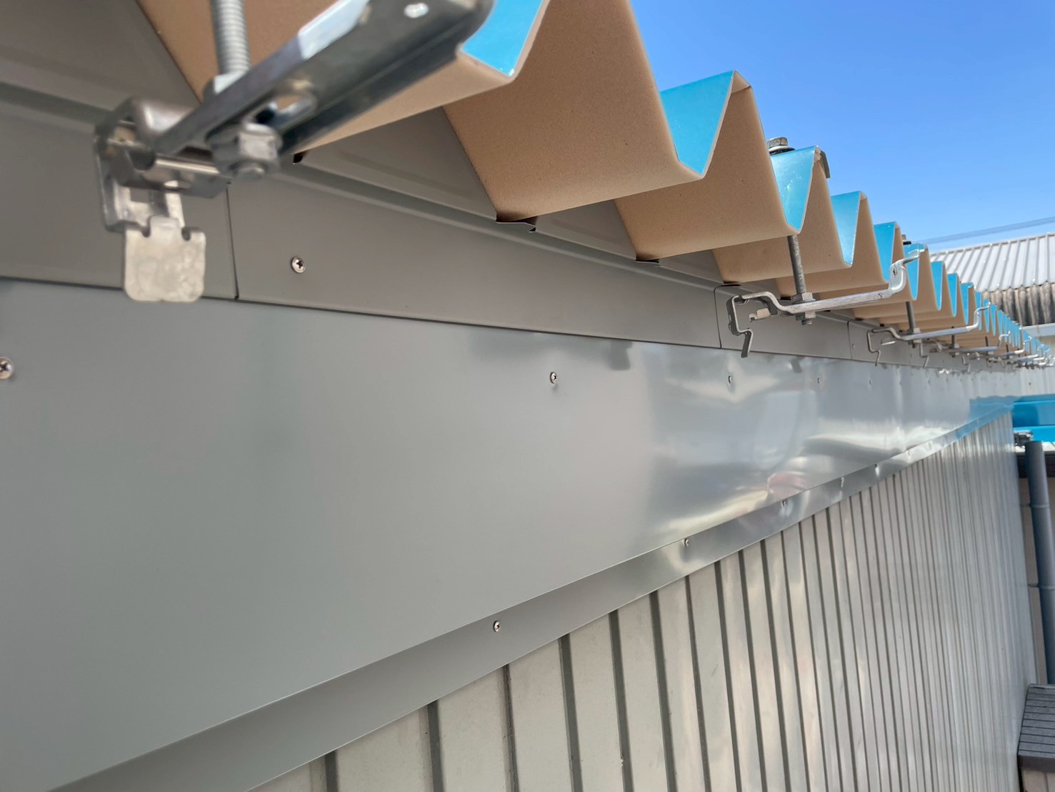 折板屋根　カバー工法　軒先