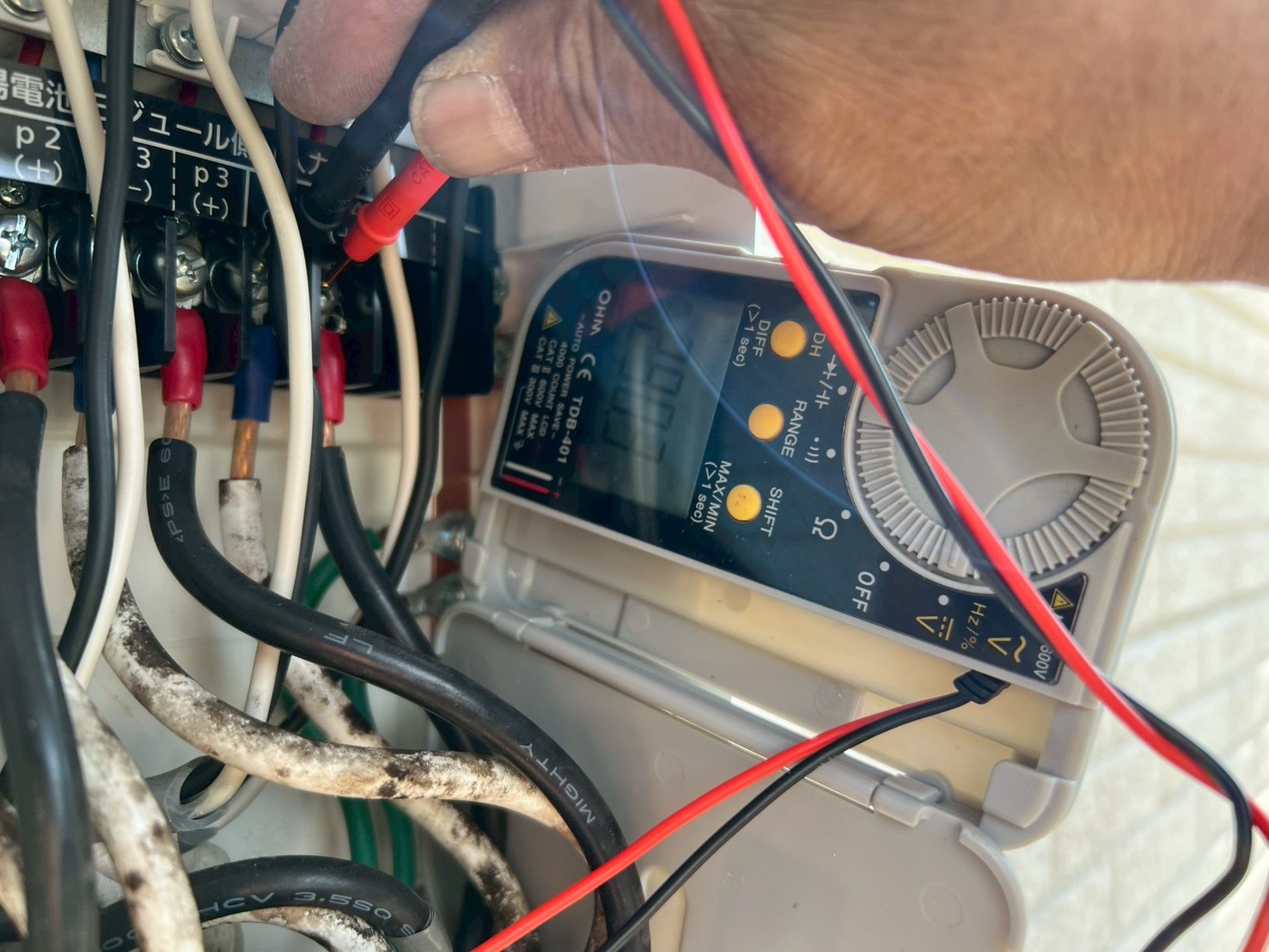 太陽光パネルの電圧確認作業