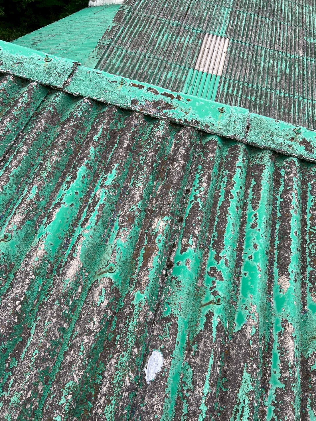 工場屋根の穴あき補修