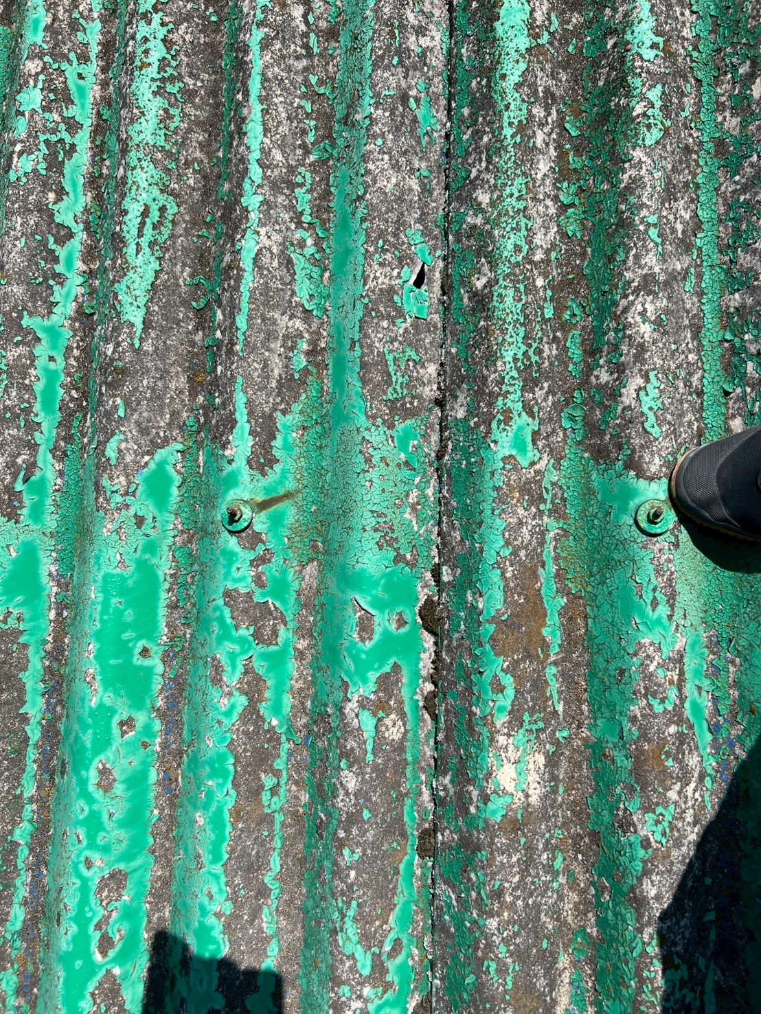 工場屋根の穴あき