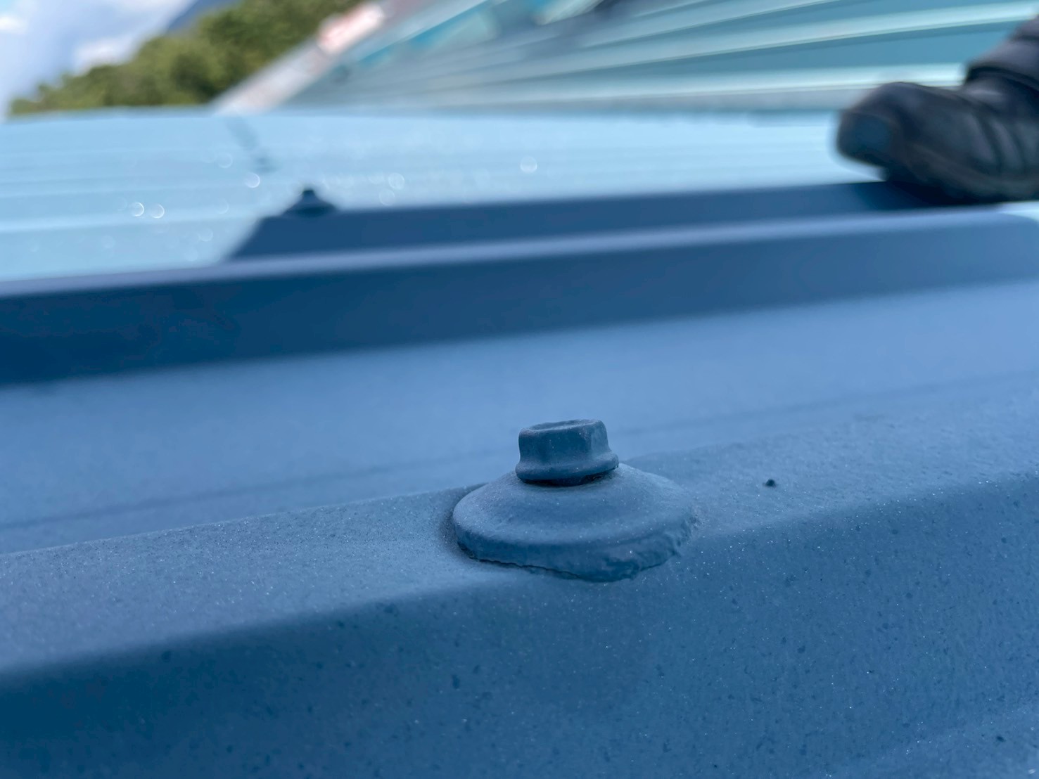 折板屋根のルーフボルトの雨漏り