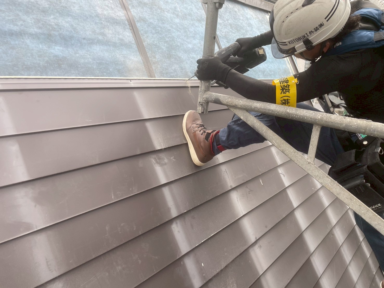 屋根材の貼り付け