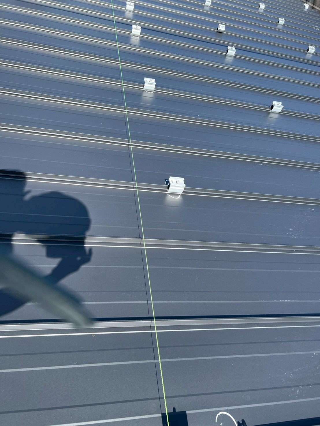 太陽光パネルの設置墨だし作業