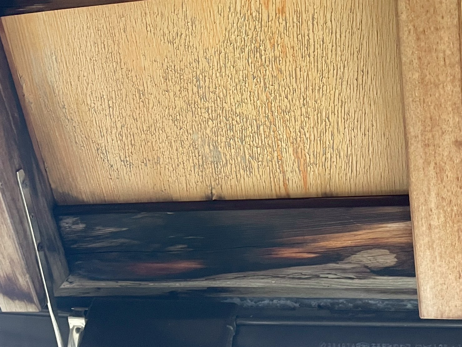 庇軒天　雨漏り