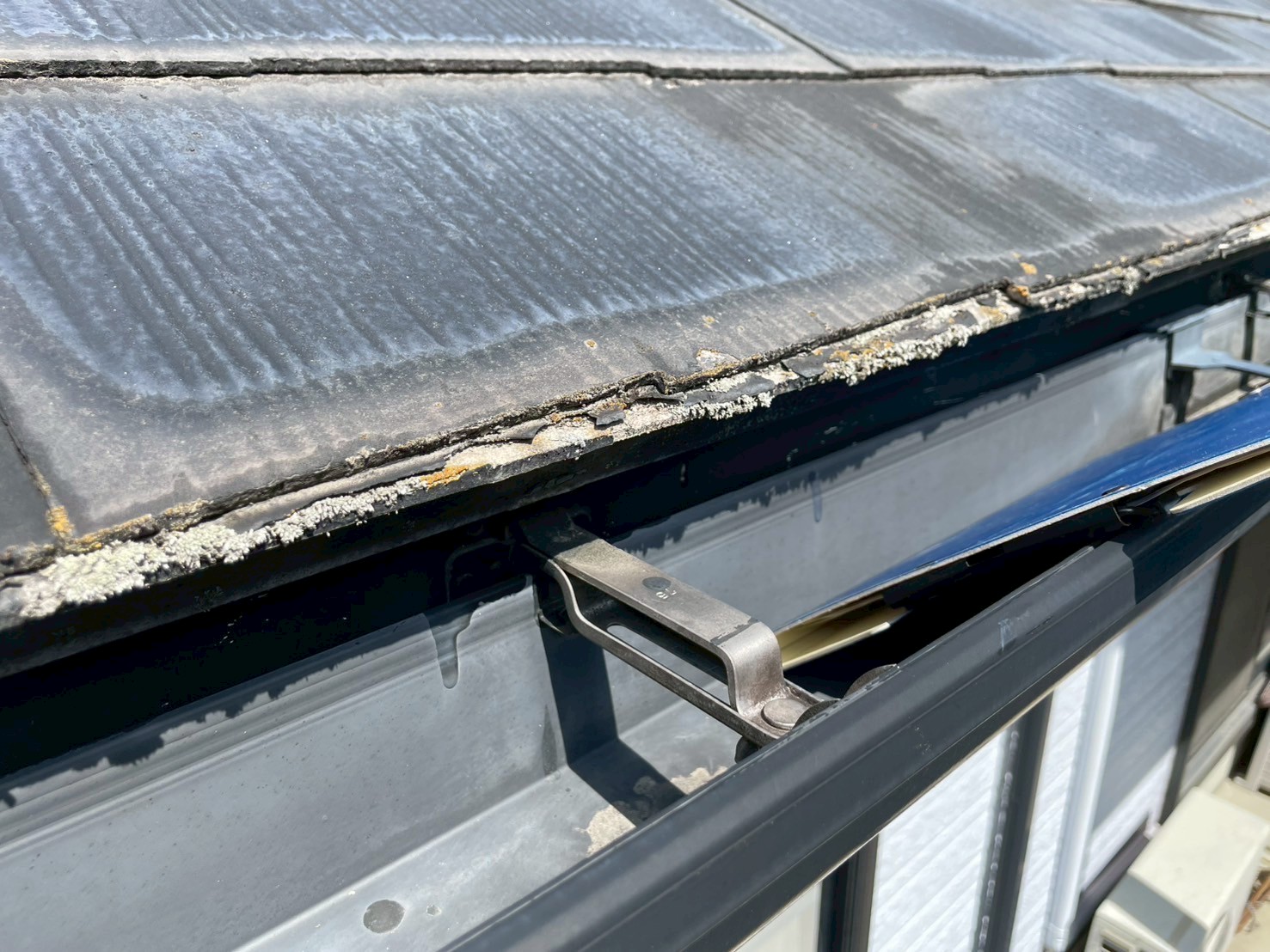 スレート屋根の軒先の剥がれ