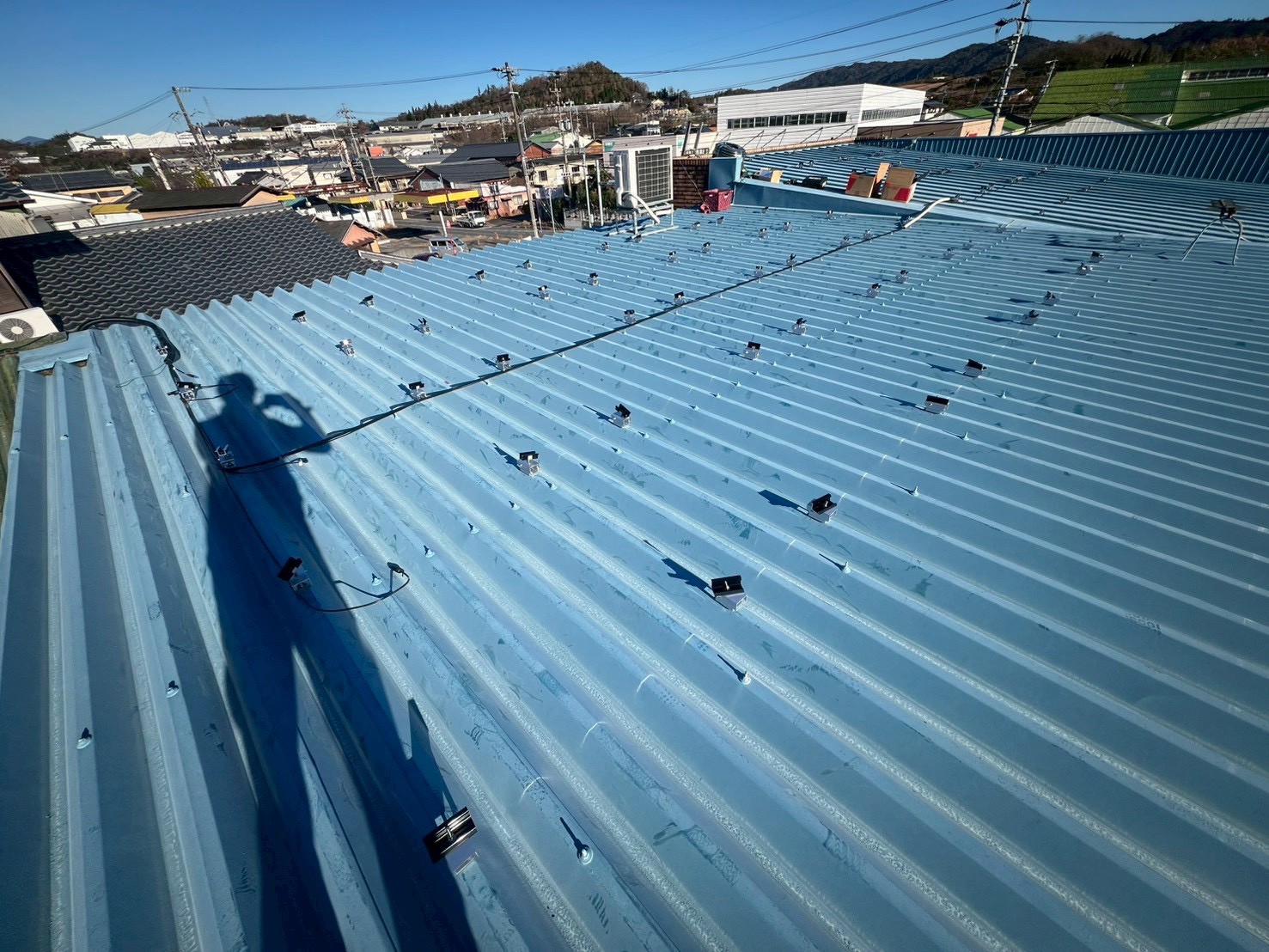 固定金具を設置後の折板屋根