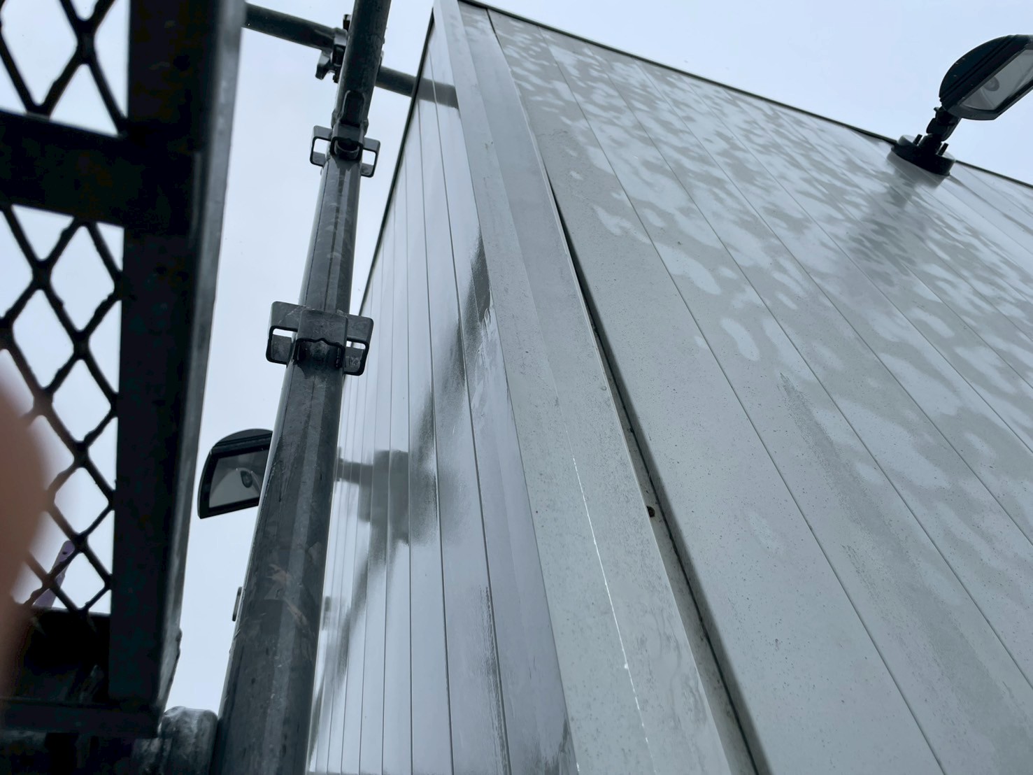 屋上看板の剝がれ