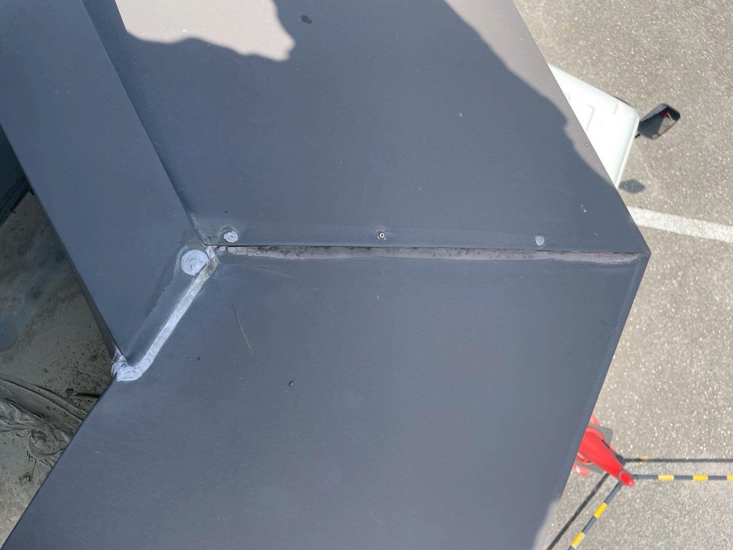 軒先板金の隙間