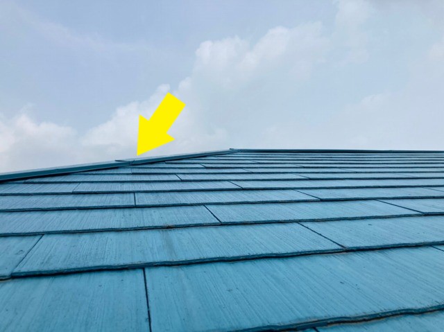 スレート屋根の棟板金