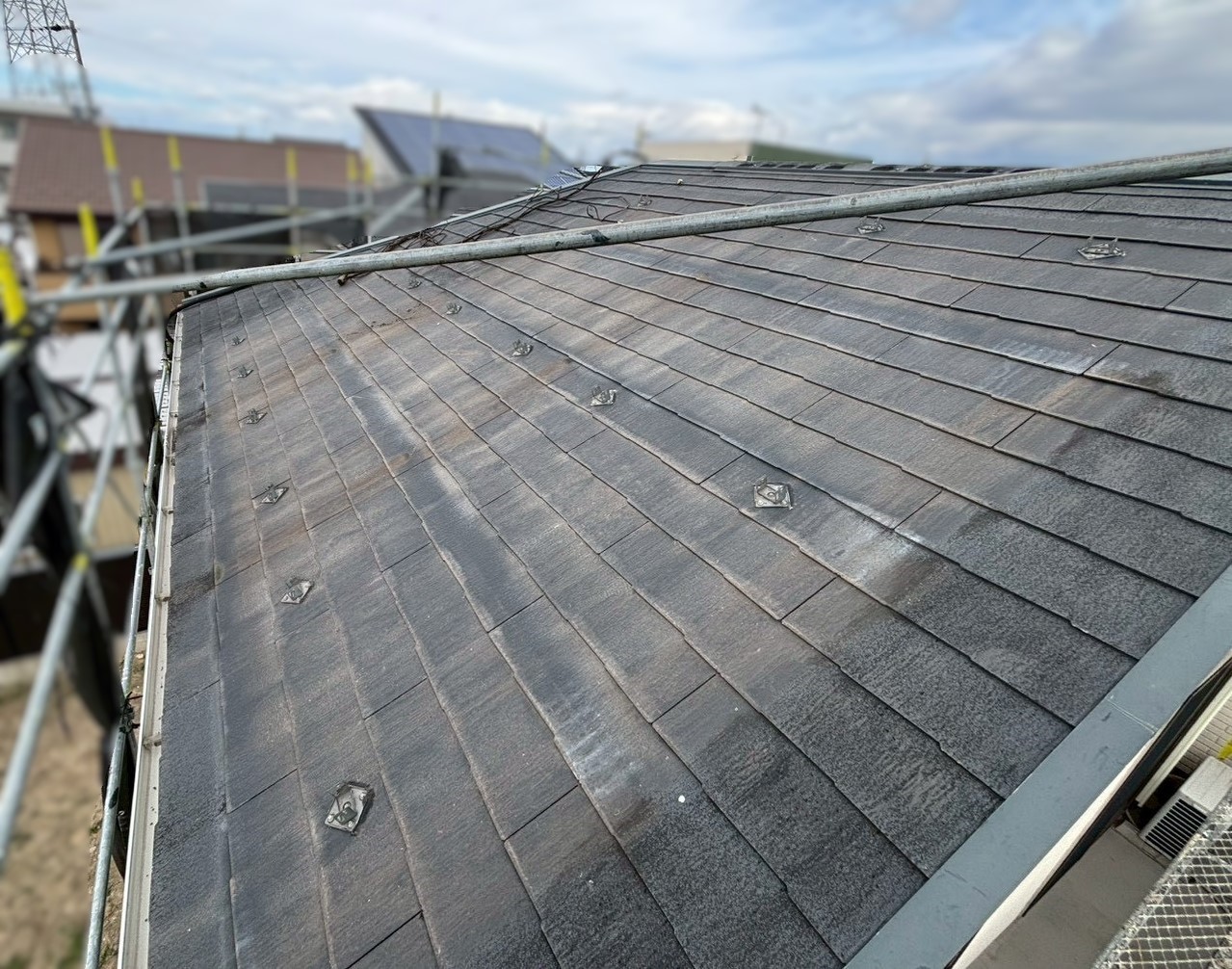 固定金具の残ったスレート屋根