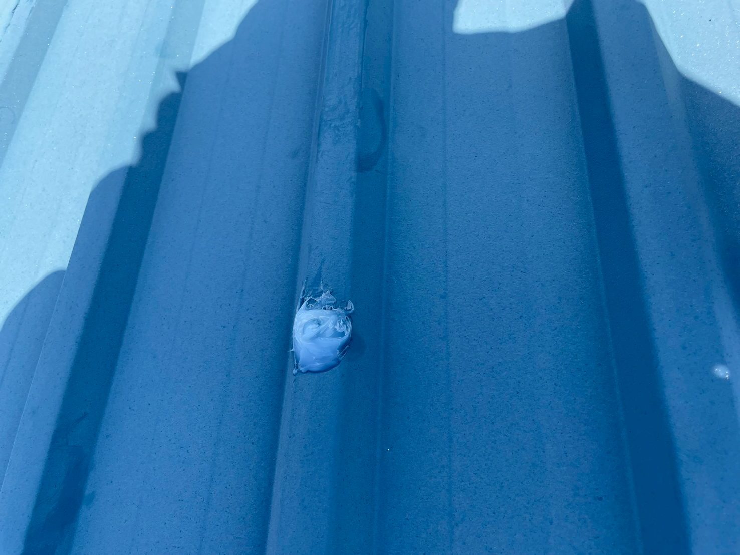 折板屋根のボルトの雨漏り補修