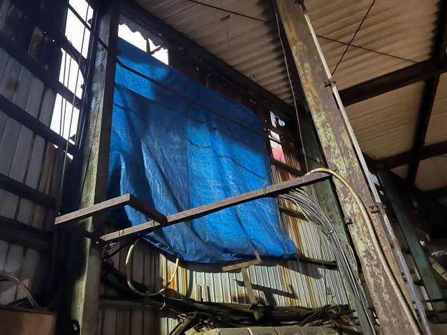 ビニールシートで養生してある壁