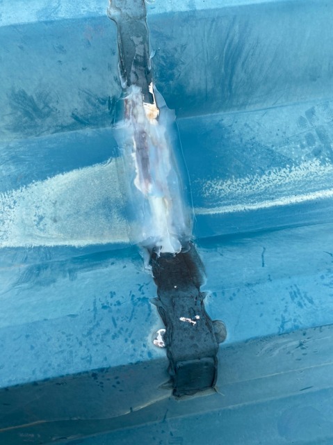 コーキングを塗布した折板屋根