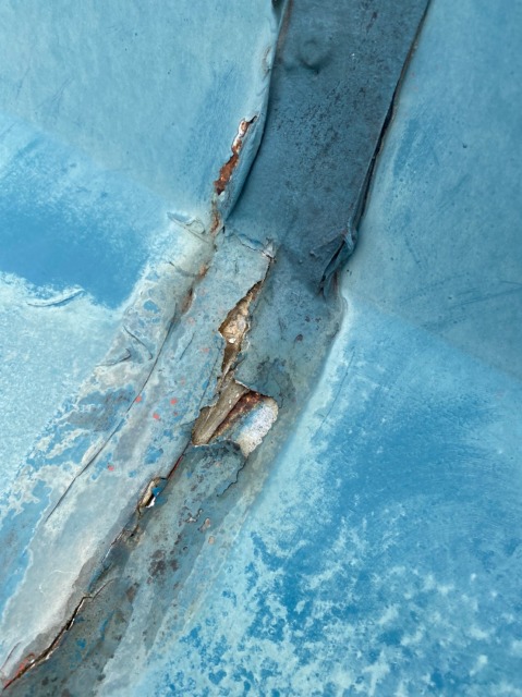 折板屋根の亀裂