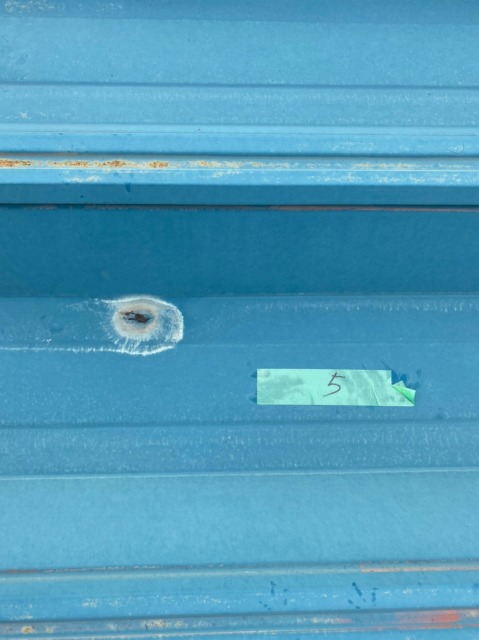 穴が開いた折板屋根