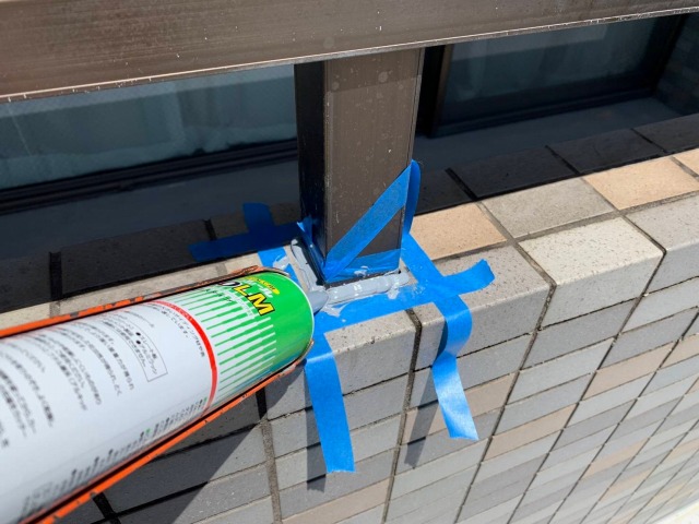 シーリングを補填している手すり元